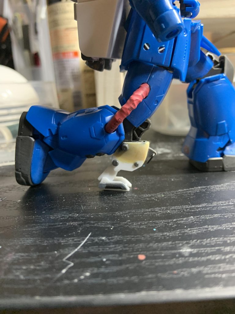 膝のスタンドが一番苦労しました。折りたためるようにしないといけないのでwww