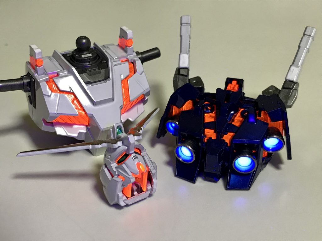 部分塗装は… バックパックとスリッパはディープメタリックブルー、バーニア内はマジックルミノペイントのブルー、バーニア外側はガンマカのヘビーガンメタリック、ツノはガンマカのゴールド(表面)とホワイト(裏面)です。あとはシールも全部使いつつの、完全な素組みです。