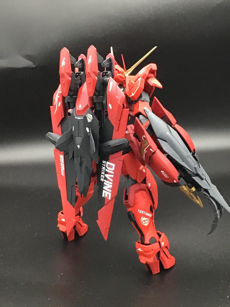 本体の形状はほとんどイジらず、トリケロス改の爪を延長、剣と爪を薄くシャープになるよう削ってます。後はマーキングを多少追加。カラーリングは紫っぽい成型色のとこと赤い成型色のとこを、暗めの赤と明るい赤で塗り分けてます。