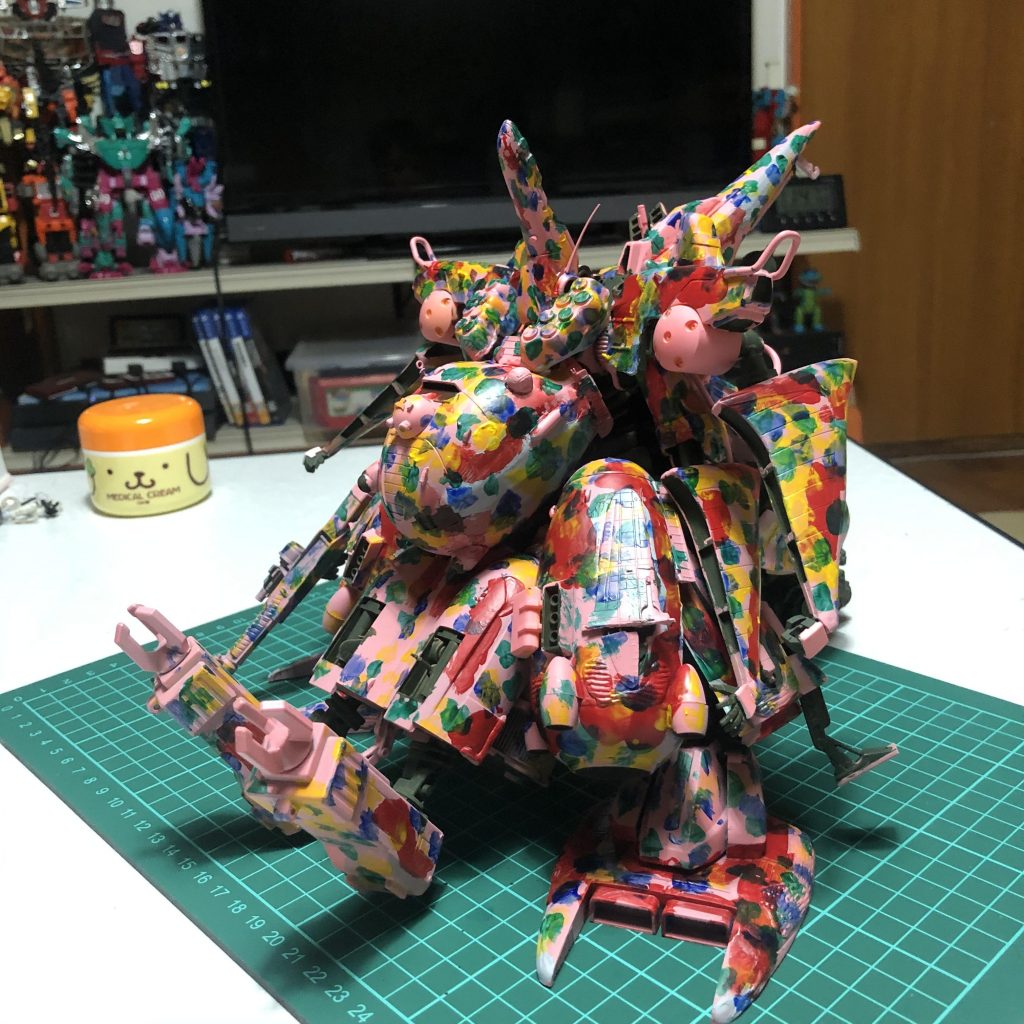 塗装はピンクサフェーサーからのレインボー塗装。ほんのり下地がわかる様にブラウンで仕上げました☆めんどくさいけどやった感はありますね～このGEOってお題は近藤版とよく思われますが本来は小林氏のデザイン。僕もずっと知らなかったけど資料も少ないし仕方ないのでこれを機会に知って頂けたら良いなと思います。