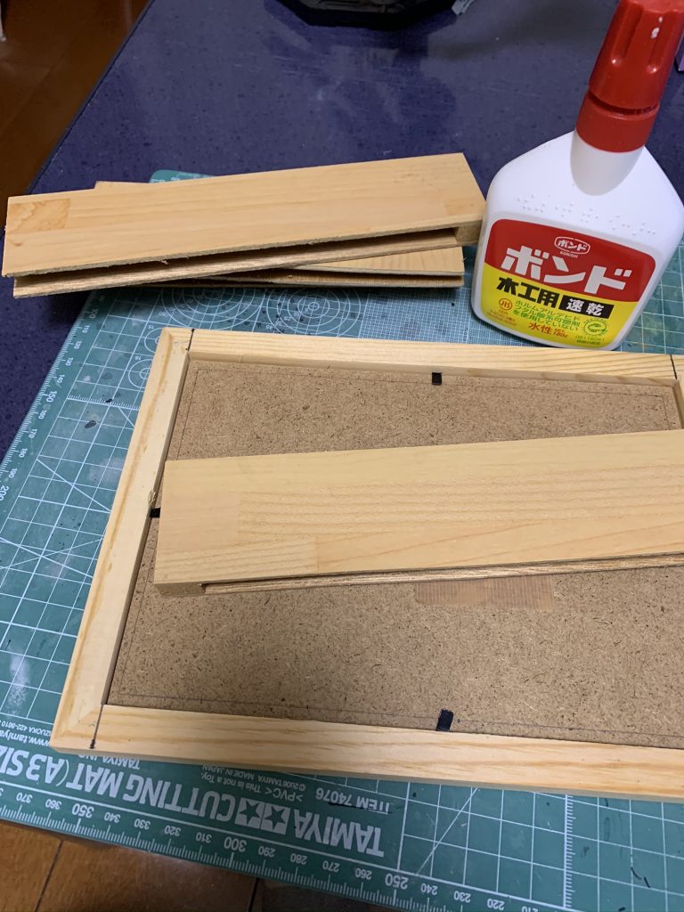 台座は百均の写真立てと家にあった端材を使用 