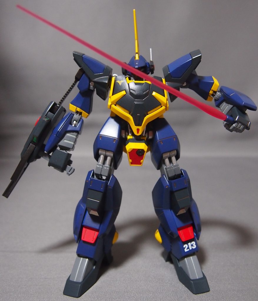 左手でビーム・ライフルを抜いて、