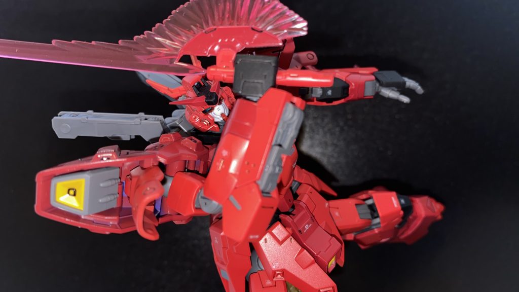 肩アーマーの内側を見てはいけない。面倒くさがらず内側まで塗装しよう！缶スプレーなので、マスキング面倒なんだ…。