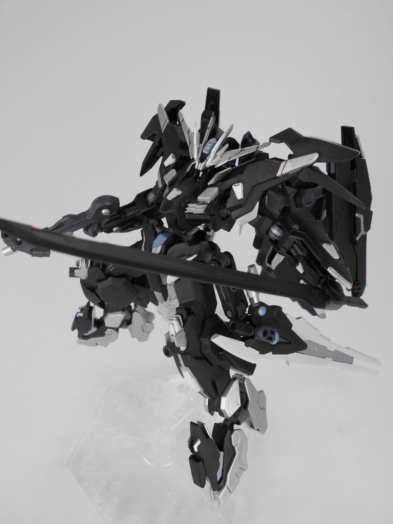 黒刀・「ネセリア」。バックパックにあるマルコシアスの刀ですが、刃の部分は切れ味を無くし鈍器のように扱うか攻撃を防ぐために使用します。ビームライフル「ネセア」との運用が主な使用用途です。「ネセリア」はギリシャ語で「新月」のアナグラムです。