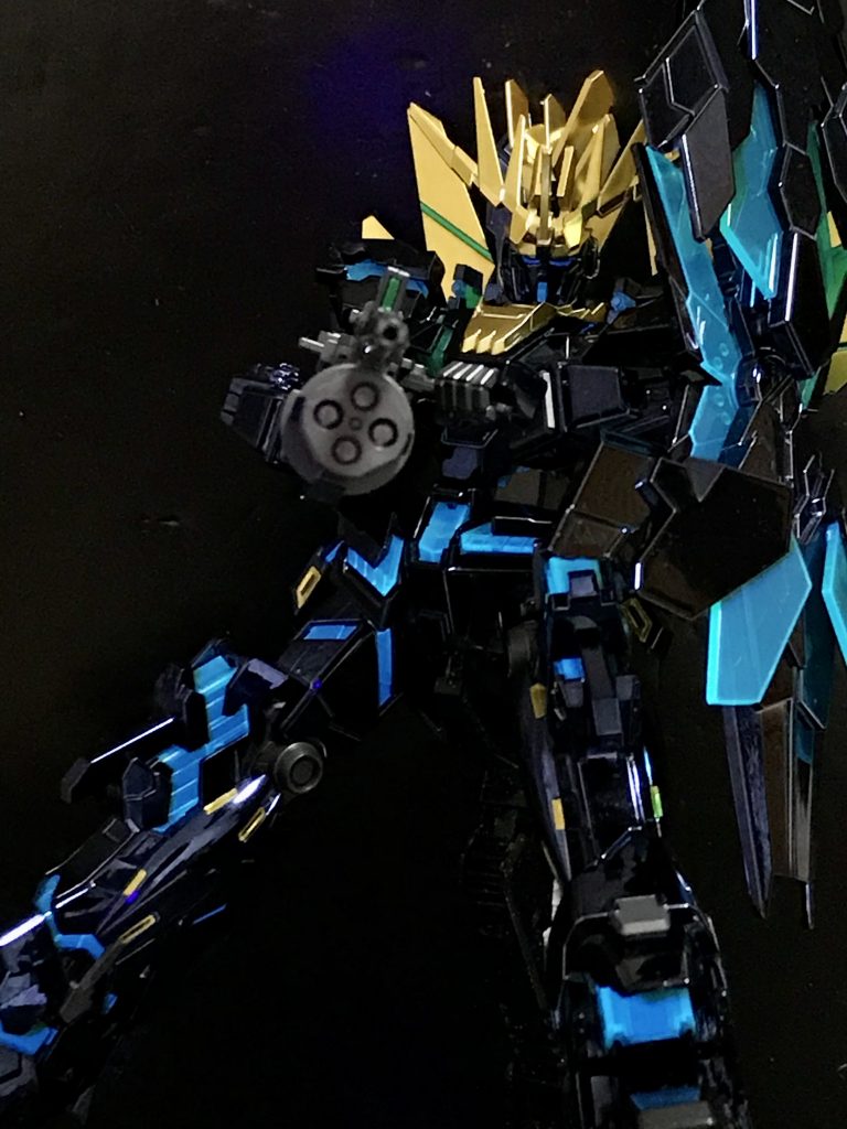 アームドアーマーDE(盾)とXC(背中の舞茸)が干渉するので、ポージングが難しいです。