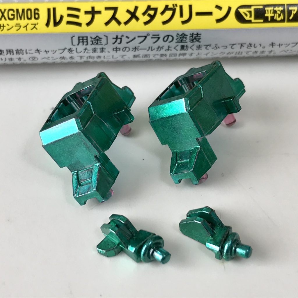 光の結晶体ユニコーンのキットで余らないサイコフレーム（E9×2、E24、E25）は、このキットのピンクの部品を使います。ガンマカEXの新色ルミナスメタグリーンで塗りました。蛍光グリーンではないので光りませんが、ほぼ隠れる部分（足首と、尻アーマー内）なので、これで良しです。なおこのキットのサイコフレームはこの4個しか使わず、次はピンクのサイコフレームがだいぶ余ります（笑） このピンクは蛍光ではありませんが、塗装前提で何かに使えるかもしれませんから、取っておきます。