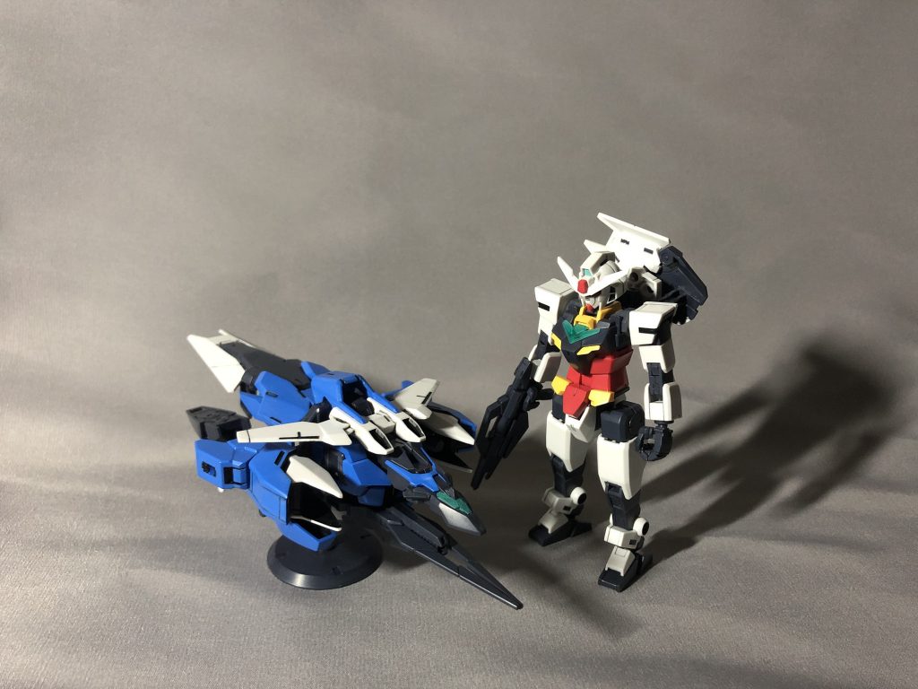 まずはドッキング前から部分塗装として、装甲裏等の影になる部分をアクリジョンのつや消しの黒で、センサー部分はアクリジョンのベースカラーの白と緑を混ぜて塗ってます周りがツヤがある状態なので、ライトを当てた時の光り方が違って見えるためアクセントになりました