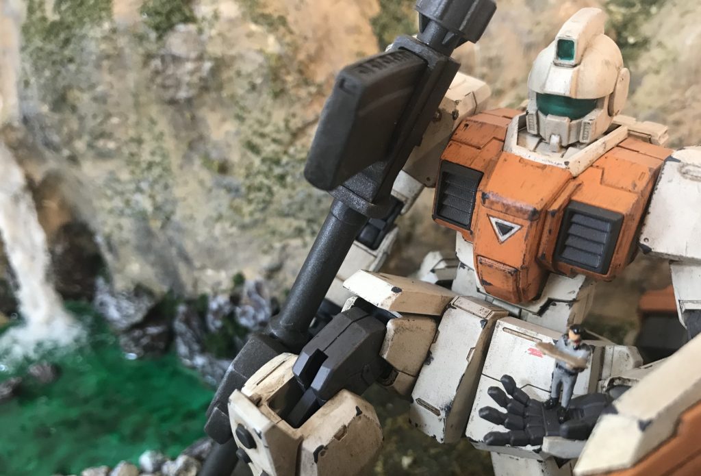 情景コレクションの自衛隊の人々を着色して連邦軍っぽい感じでジムの手の上に。地図を見てるイメージです😗