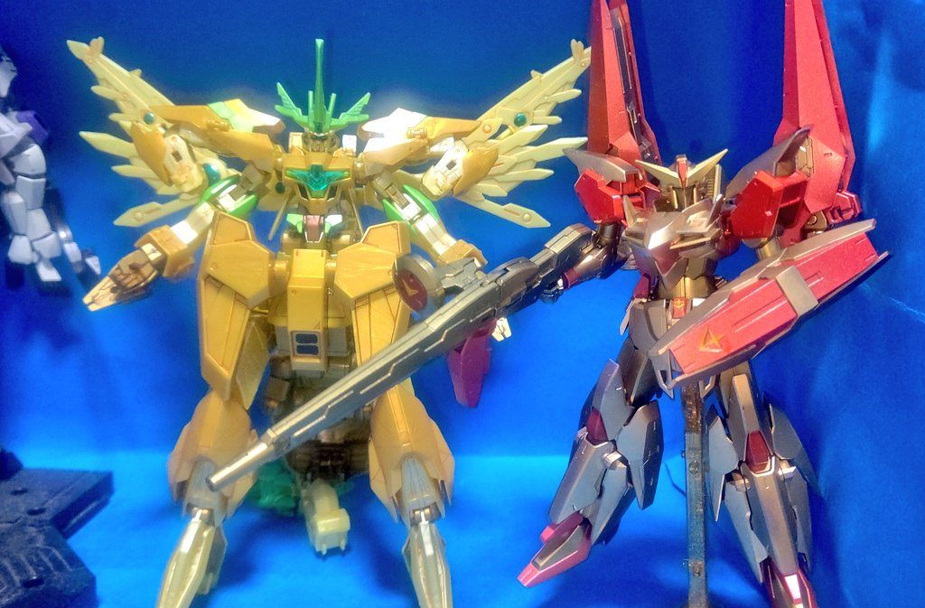 ライフルを持たせつつリライジングガンダムと並べて一枚。最終決戦リライジングの発光カラーと並べてみたいというのが製作動機の一つでした。