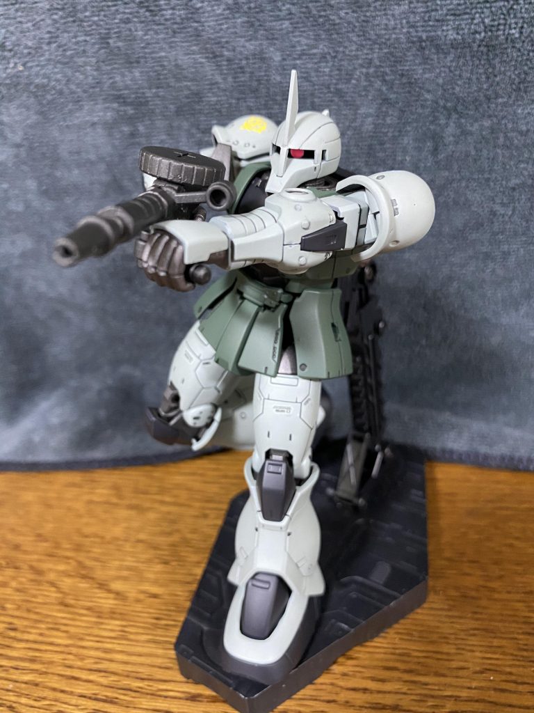 オリジン系のザクは可動がとても優秀で、両手持ちも楽々。