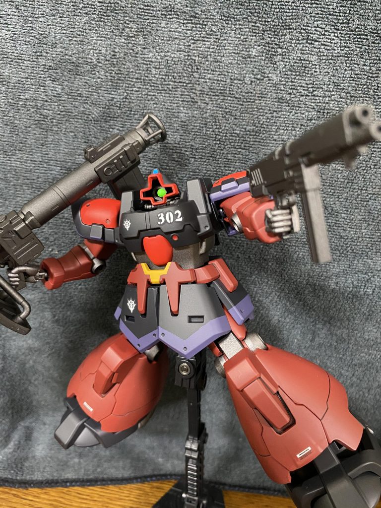 武器はカスタムウェポンのラケーテンバズーカとシールド、F2ザクに付属のMMP-80マシンガンを持たせています。