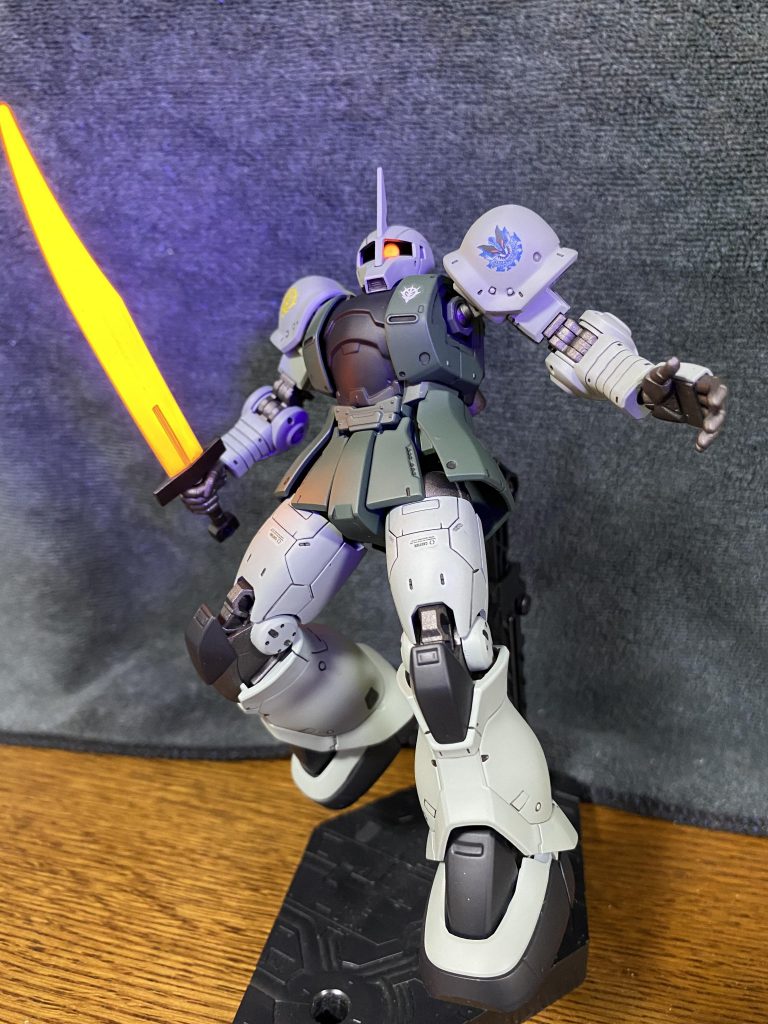 格闘武器にはグフカスタムと、グフのヒートサーベル、ヒートホークを持たせてます。蛍光オレンジは特にブラックライトに反応する(気がする)ので、ヒート系の武器製作には個人的に必須です。