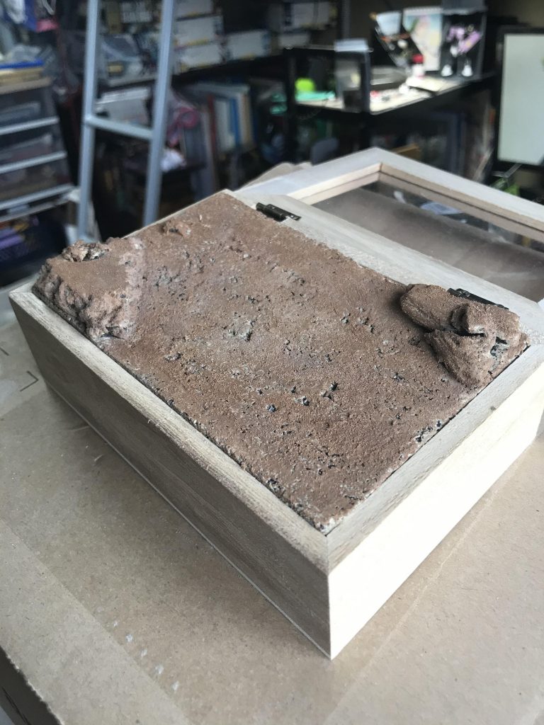 黒のサーフェイサーで塗装した後にMｒ.ウェザリングペーストをザザっと盛って、スモークグレーで影をつけました。