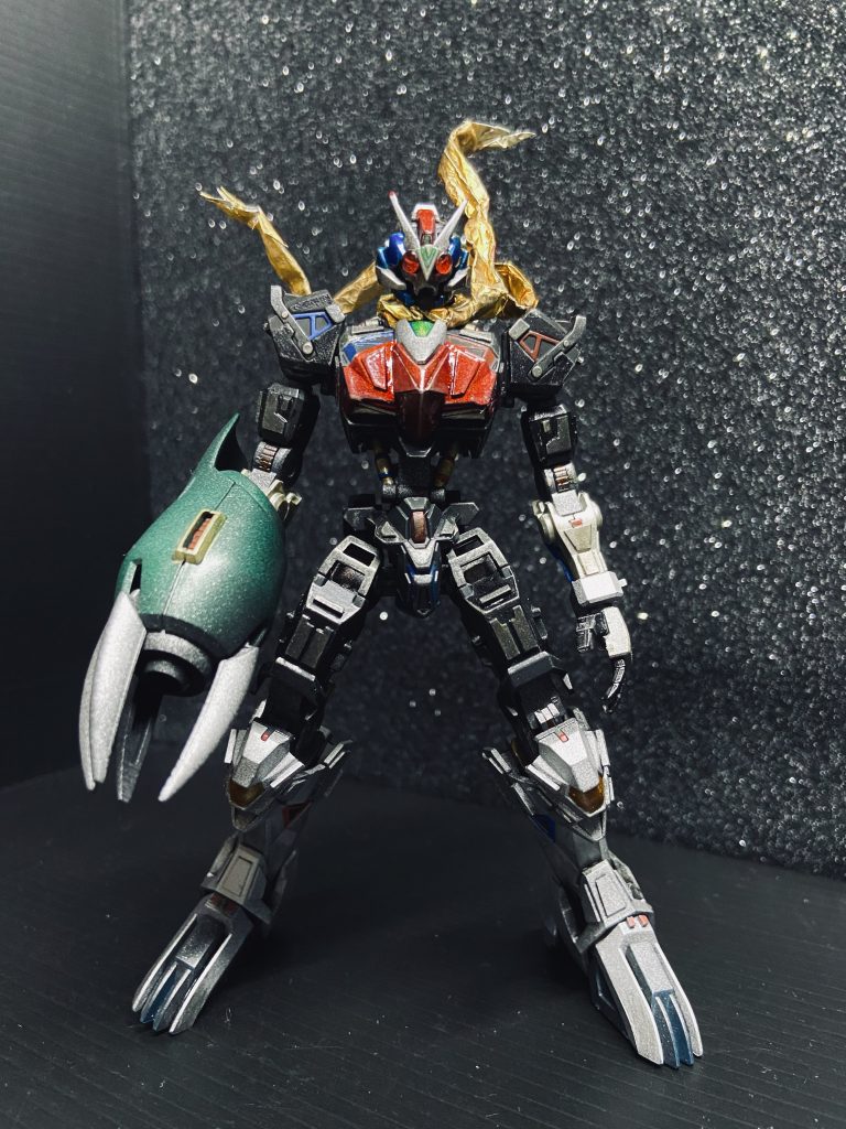 正面から。左側から見るとなんとなく青、右側から見るとなんとなく赤になるようモールドの色を配置。