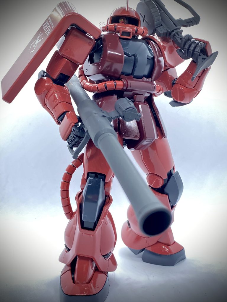 スミス海での戦闘における功績により中尉に昇進したシャアは自身の専用機となるMS-06SザクIIを受領。チューンアップが施された機体を更に大幅な改修を加えその機体を真紅に染めた。後に「赤い彗星」と呼ばれ、連邦兵にとっての恐怖そのものが誕生した。