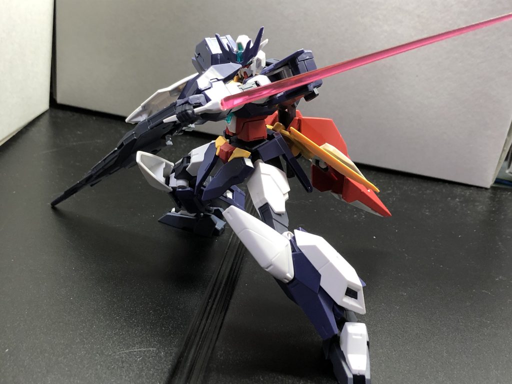 結構足首の接続がぐりぐり曲がるので、こういう無理な姿勢をさせても割と自立できますただ、少し腰のボールジョイント接続が緩かったかな…と思います、個体差かもしれませんが(汗)