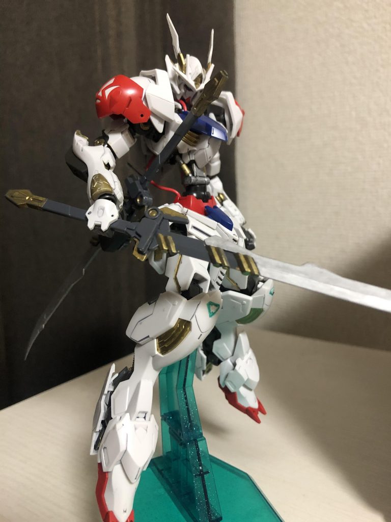 サムライソードを二刀流できるようにバエルのパーツを流用してます!腰はジャンクパーツを使って延長して、好みのシルエットにしました。