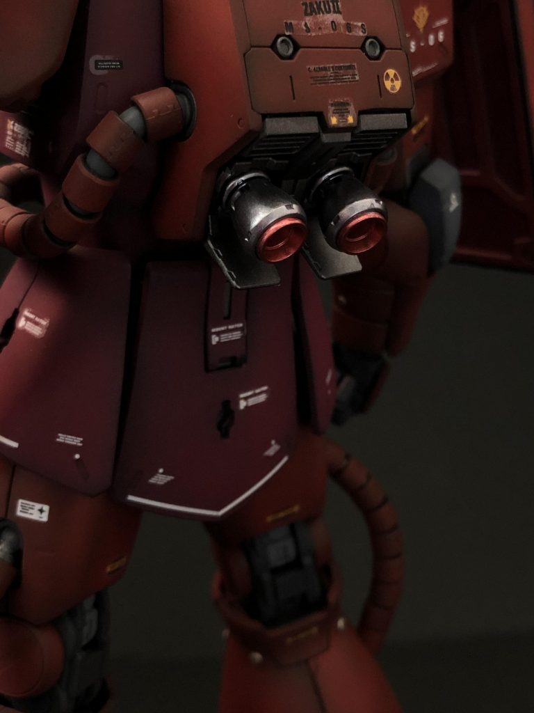 バックパックのバーニアは他キットの余剰パーツを組み合わせて二重にしています。デカール貼りに失敗して歪んでますね笑。