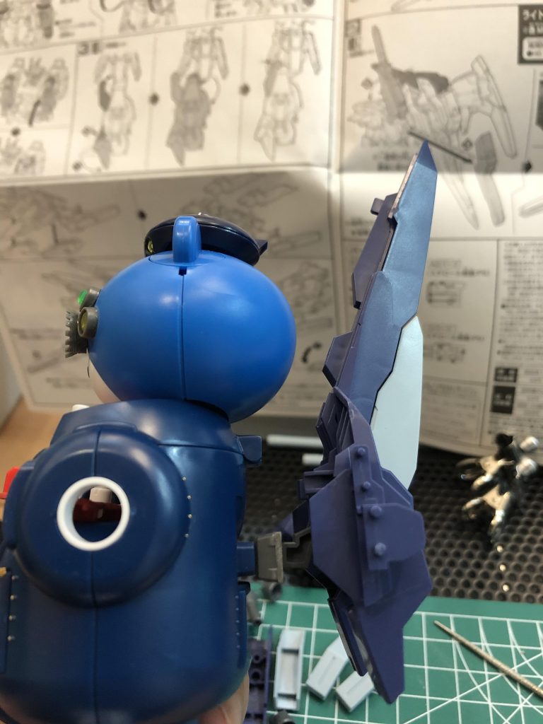 バックパックは当初、ライトニングバックウェポンシステムMk-IIをつけるだけの予定でしたが、プチッガイの頭と干渉したり、お尻周りも寂しかったのでアレコレつけたり、微修正しました。