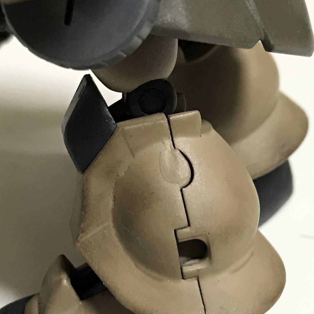 脚の動力パイプはニッパーでカットしました。ミサイルポッド用の穴は…面倒なのでふさぎませんでした(^^;