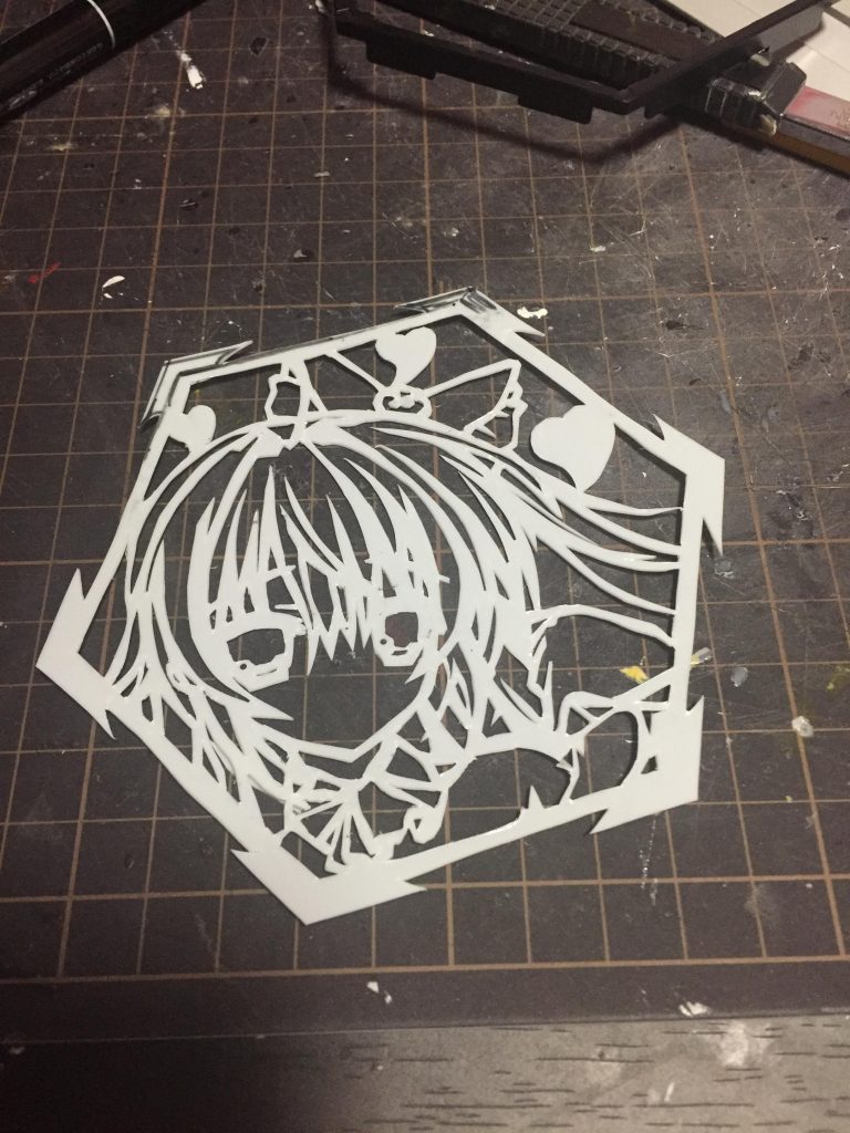キャラプレートはプラ板を切り絵して作っています。