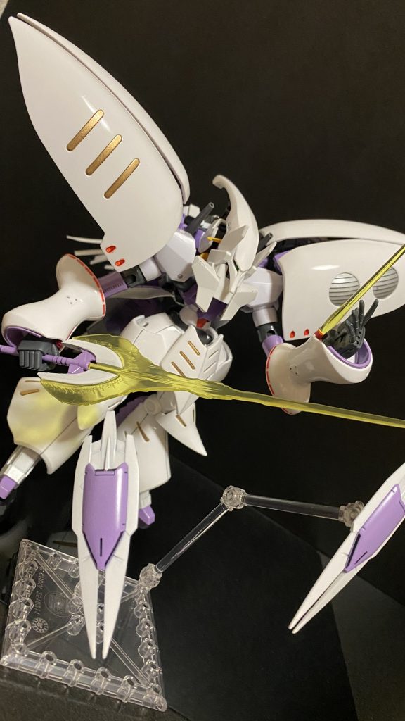 GNビームサーベル両手首に、リアスカートアーマー内に、計3本装備、手首の物はGNビームガンとしても使用可能。リアスカートアーマー内のGNドライブを守るように配置されている、GNシールドビットは、攻撃性能は無いが、分離展開しGNフィールドとともに、あらゆる攻撃を防御する。