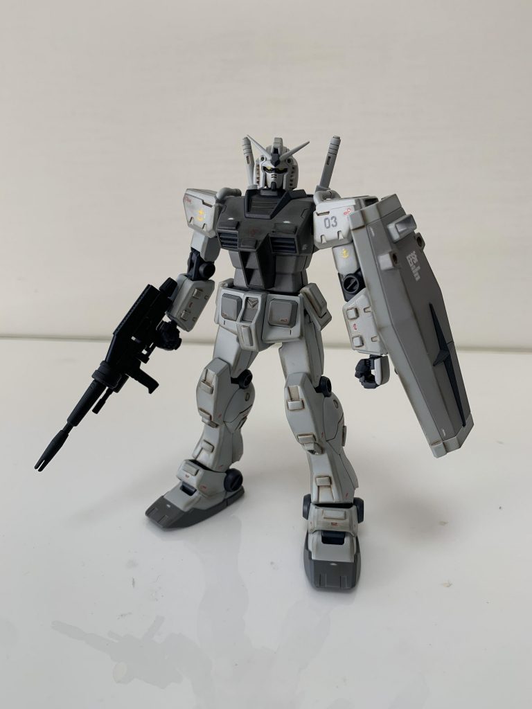 ビームライフル+シールド持ち状態。カラーはシンプルに、ガイアのニュートラルグレーの2番・3番・4番で外装部を、関節はクレオスのファントムグレーを使いました。所々にプラ板を貼って、ディテールをアップし改修機っぽくしてます。デカールは余ってた水転写のものを適当にペタペタと。