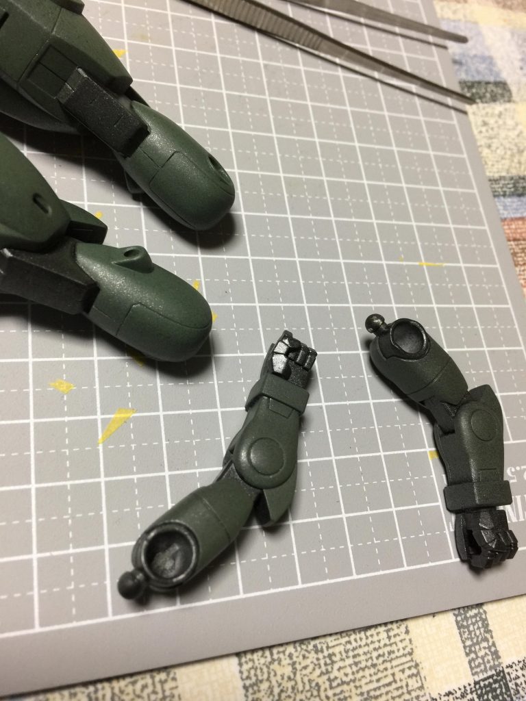 上手く色調できずに挫折一歩寸前の迷走。調子に乗ってヤバいのに手を出してしまった感がビシバシ。HGの方が全然楽です（笑）