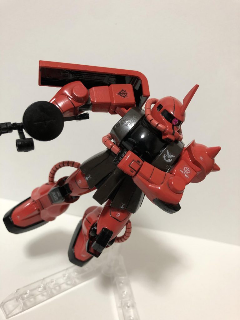 可動箇所は狭いですが宙に浮かせることで表現の幅が広くなった気がします。タックルのポーズです。