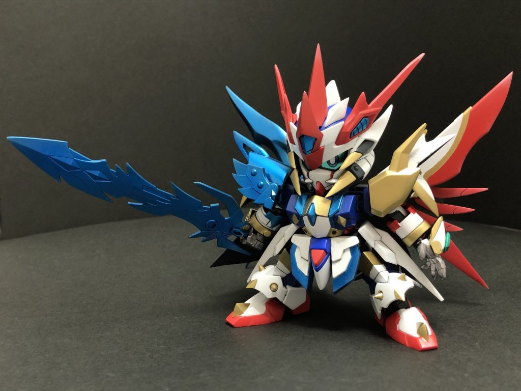 醒竜騎士デスティニーガンダム。更に覚醒し真の雷龍剣使いとなった最終形態。赤い羽は黄金神の力が宿っている、というイメージ。覚醒状態の瞳はガンダムマーカーをベースに筆塗りです。