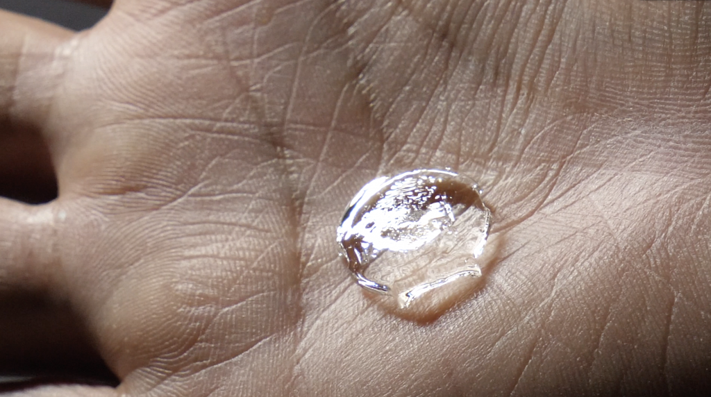 １００均レジンとお湯まる君で、透明な窓を作りました。