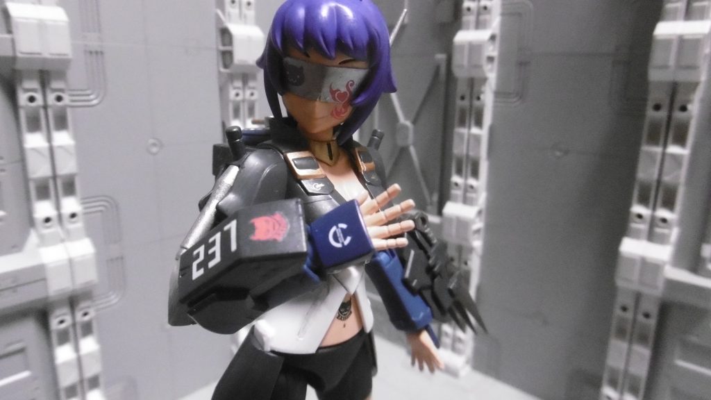 前髪の髪飾り接続部は1mm穴なので無くても目立ちません。237のデカールは最初ココに使いました。手首は手甲と色を分けています。