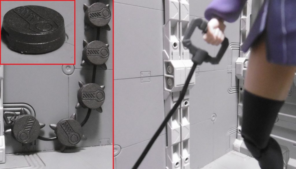 例えば、本来のチェーンマインのように壁や破壊対象にくっつけて起爆。これは連続的に轟音を発する、爆竹に類似した花火「百雷銃」の応用。時限式なら遠隔操作も可能。個別に使うのであればランドマイン化させ、設置型地雷「埋火」の応用。地面や地中に設置して上に草や土をかけて隠蔽し、相手に踏ませて起爆。忍者ゲーム作品にもよく登場します。使用後の縄(リード線)も、あらゆる忍器に転用可能。縄梯子や即興の登器作り等何でも役に立ち、小さくまとめて袖の中にでもしまっておけば持ち運びも容易。意外と使い道ありそうな便利武器。最大の問題点は、どうやって持ち込むか?