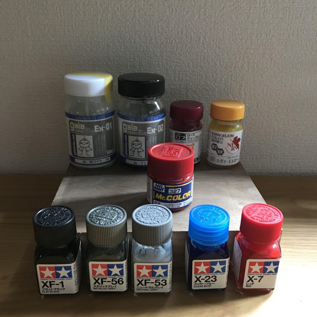 メインはクレオスの327レッド。塗り分けでガイアのディープローズレッドを使ってます。↑の写真に入れ忘れましたが、関節やバーニアにガイアのフレームメタリック2を使いました。