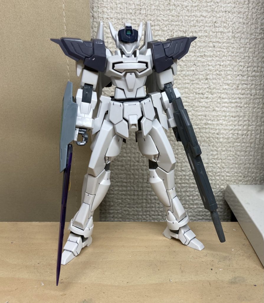 塗装前フロントから。オリジナルのシールドはケルディムガンダムサーガの左肩シールドを。シグルブレイドはトランジェントガンダムグレイシャーのブレイドとなります。