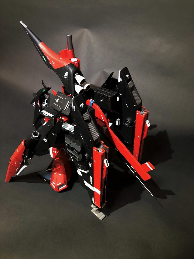 背部のウィング・バインダーもプラバンによるスクラッチ。ギミックを内蔵したら重すぎて自立できなくなってしまったためランディング・ギアで補助しています。頭頂部ブースターはメタスから、ミサイルコンテナはボールデンアームズやアームアームズから流用しています。