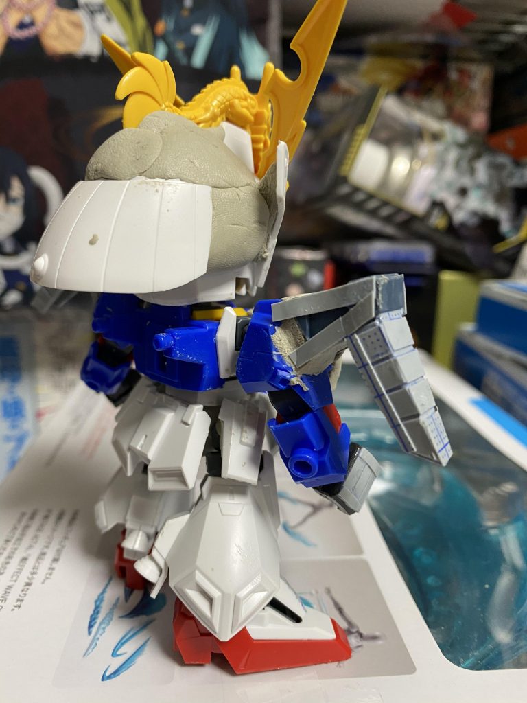 肩をプラ板で延長。