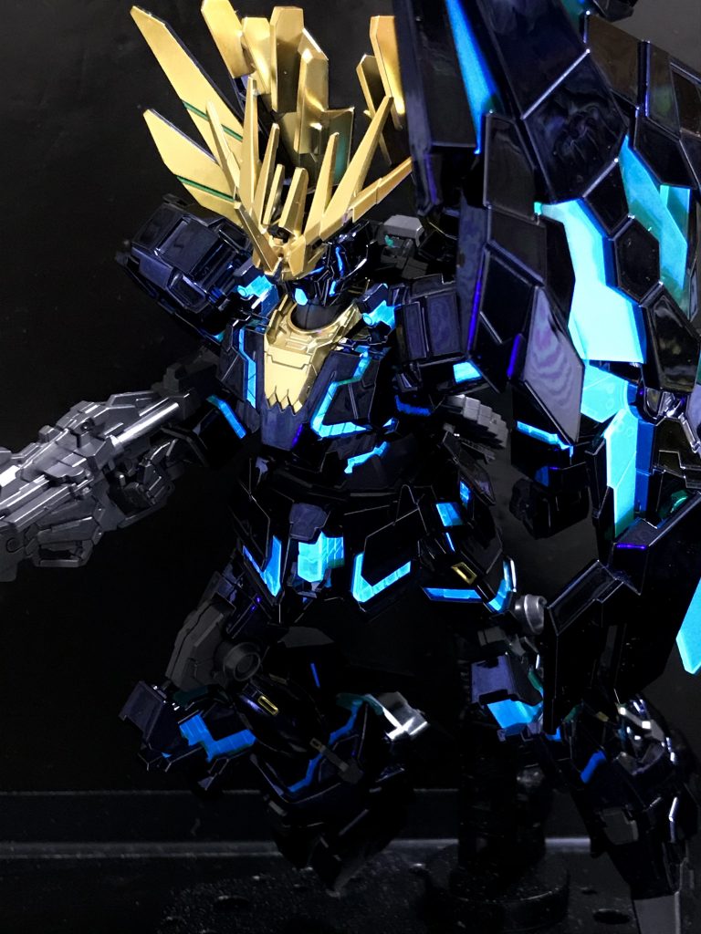 この色みと輝きはなかなか写真で表現できませんが、とにかく美しく、ド派手です。