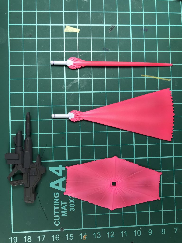 ビーム兵器の発光と透明感をエアブラシにて再現している。