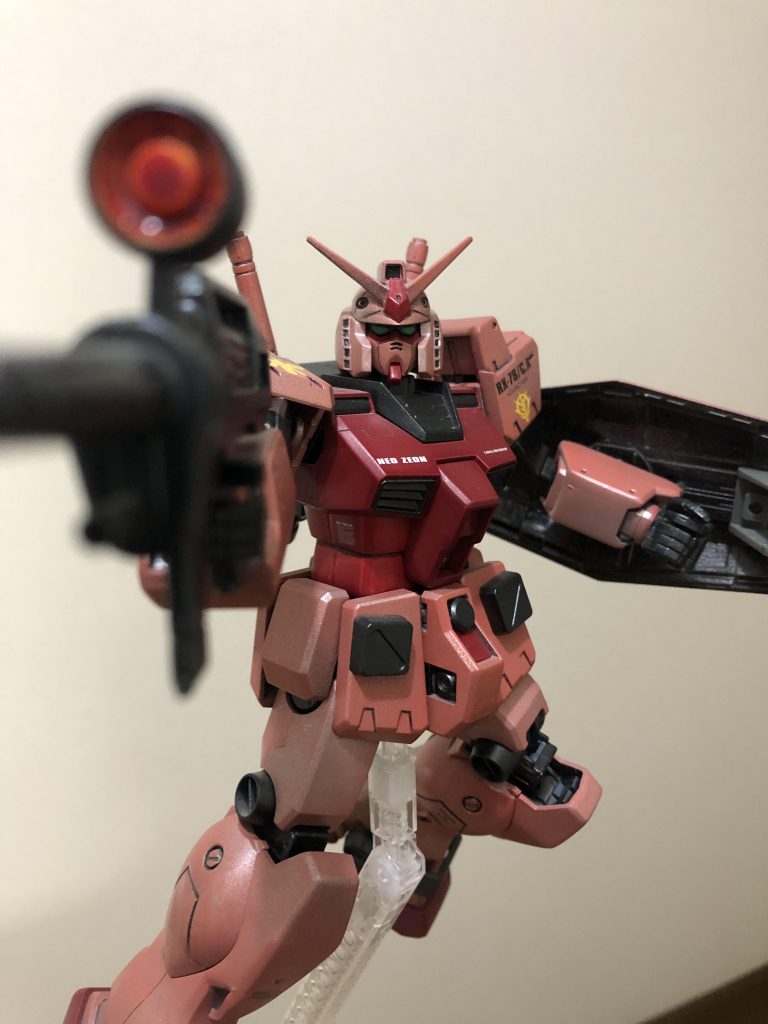 濃い赤は缶スプレーシャアレッドを基本通りに塗装してあります。スタンド穴は当然開いて無いので又下のバーニアに2.9ミリの穴を開けて無理矢理浮かせています。この穴は今あけました。