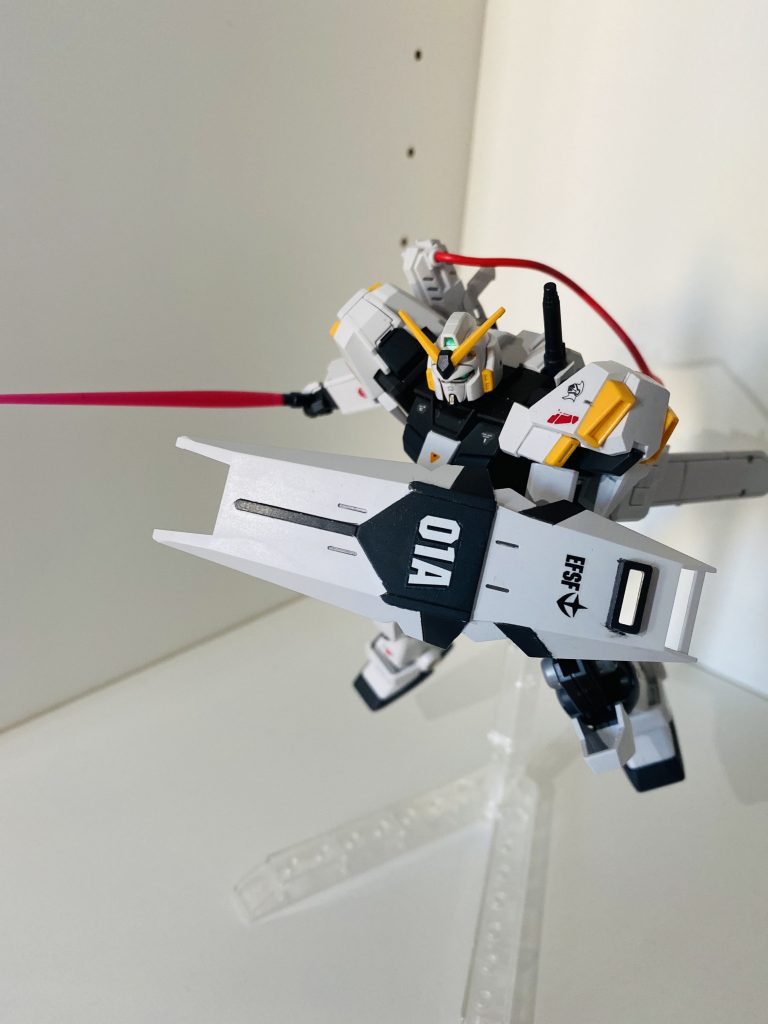 ビームサーベルを抜刀する4号機。本キッドに付属するビーム刃はHGUC版の長いビーム刃であるが、個人的好みでHG版の短いビーム刃を装備。