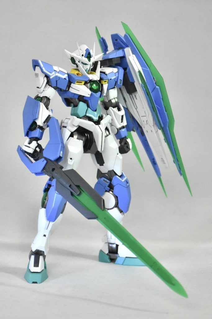 [正面(GNソードV装備状態)]GNソードVなどのフレーム以外のグレーの部分にはグレーにシルバーパールを吹き付けており、抑え目のつや消しメタリックのように塗装しています。