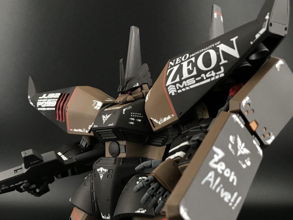 盾はHGギラ・ドーガの物を流用してます。実はMGギラ・ドーガの盾も持っていたのですが、肩に干渉するし重いしせっかくのリゲルグが盾に隠れて写真の見栄えが悪くなりそうだったので、取り回しが楽そうな小さいHGのパーツを使いました。こういうスケール違いのミキシングも楽しいですよね^_^