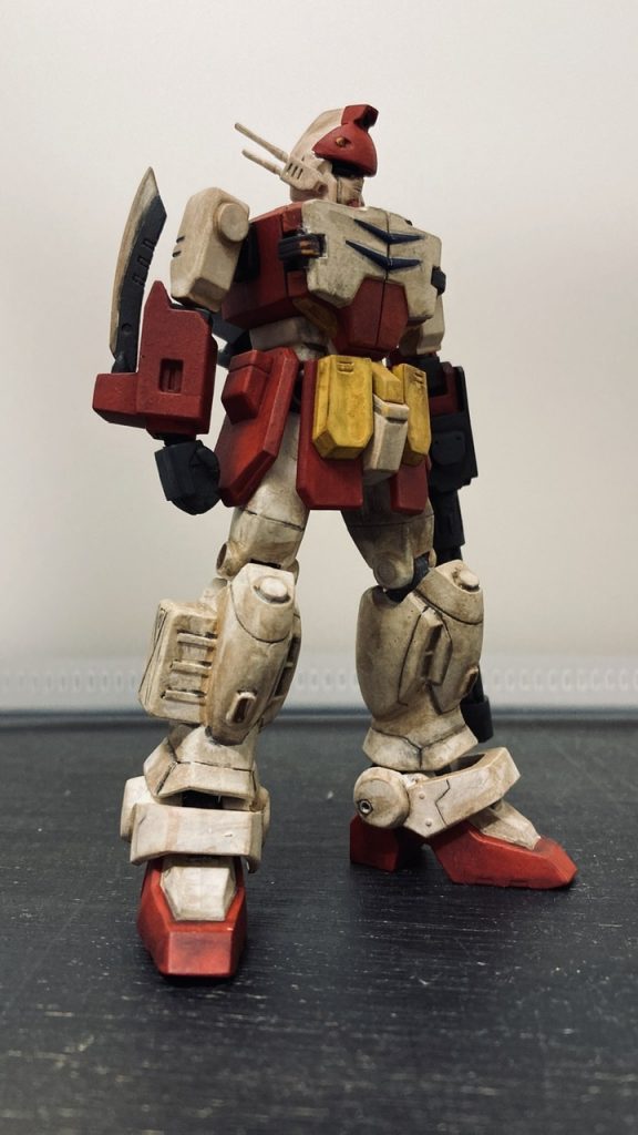 下半身がしっかりしてるので立ち姿が映えます。レッグアームを分割し、さらにハの字立ちできるように加工。プラ棒で接続してるのでポーズは限定される。 