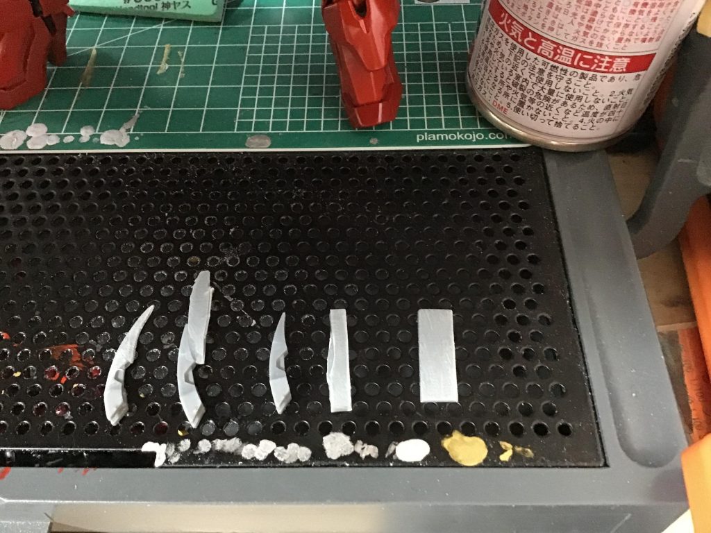 爪の延長は、ランナータグを切って、2枚重ねて、爪に接着して、ひたすら削って形を整える。という工程でやってます。