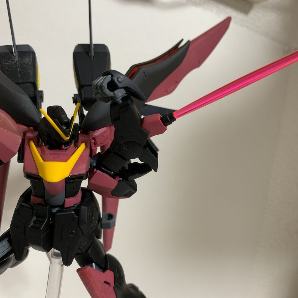 ビームサーベルその2。腕部にも装備しています。V2のビームシールド発生機にサーベルを取り付けました。敵の意表を突きます。 