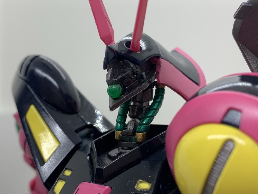 モノアイはモールドが小さくて見えづらかったので、何かのクリアランナーを加工して貼り付けました。ブラックライトで光ります。(バウンド・ドックのクリアパーツは光らない)