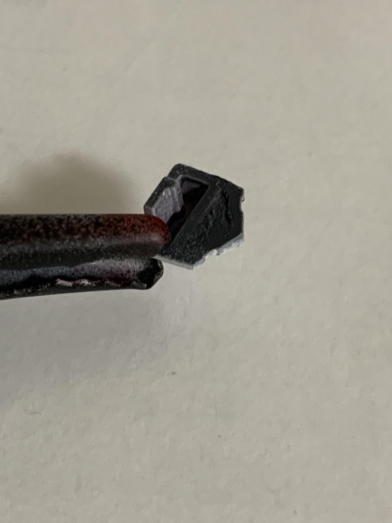 素組み時に気になった手甲の肉抜きも埋めています