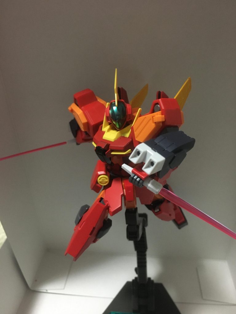 GNビームサーベル／ダガー腰部スラスター、脚部フロントアーマーに2本ずつ装備されている。