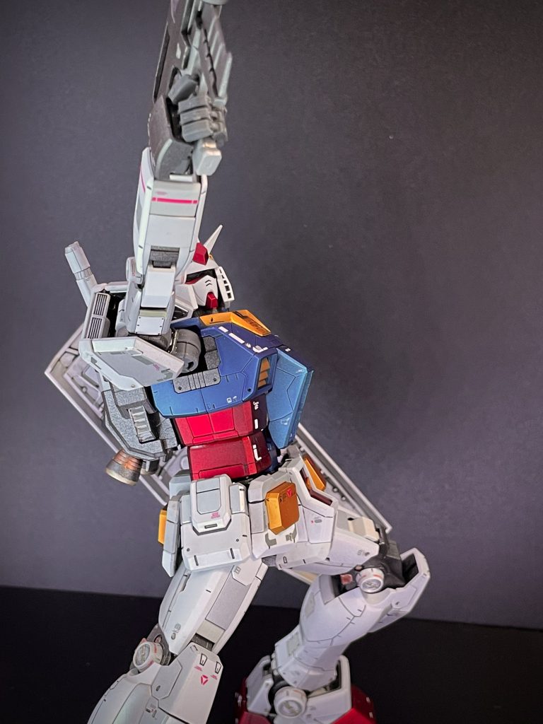 部分塗装を今回エナメルの筆塗りしてみました。墨入れの匂いは耐えられたのですがメタリック系は臭いよ！誰だよ！ラッカーより臭くないって言ってたじゃん！ブース使わないで塗ってたら気持ち悪くなったよ！でもやめられない止まらないんだよ！なんで！？(病気